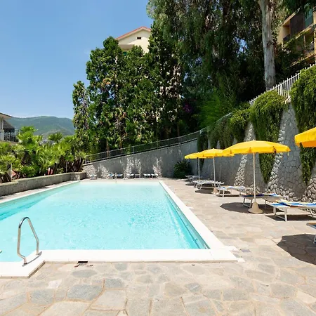 Guesthost - Modern Escape With Pool & Sunny Terrace *