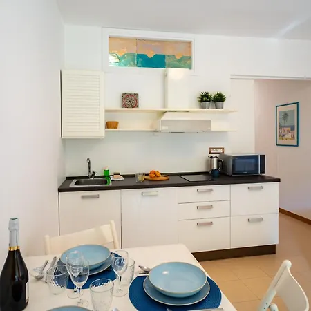 Guesthost - Modern Escape With Pool & Sunny Terrace סנרמו