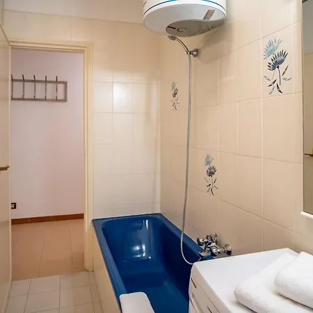 Guesthost - Modern Escape With Pool & Sunny Terrace