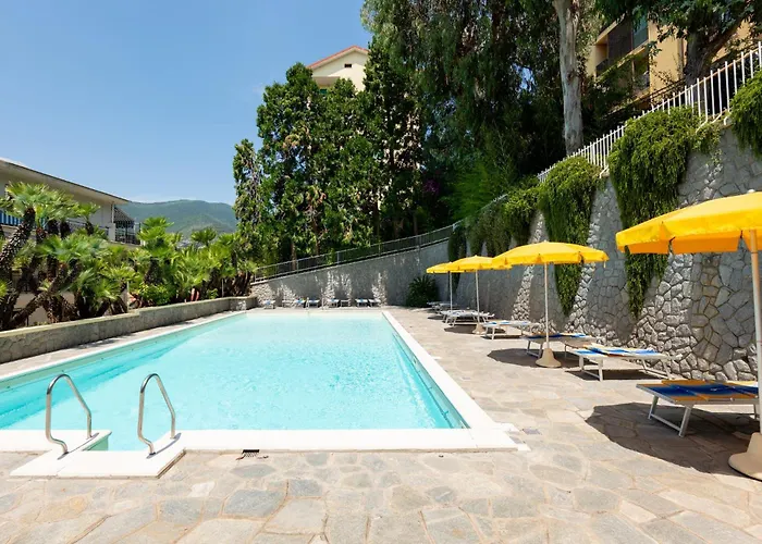 Guesthost - Modern Escape With Pool & Sunny Terrace *