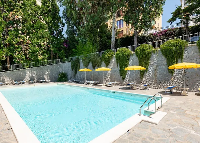 Guesthost - Modern Escape With Pool & Sunny Terrace