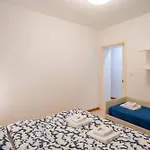 Guesthost - Modern Escape With Pool & Sunny Terrace
