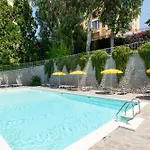 Guesthost - Modern Escape With Pool & Sunny Terrace