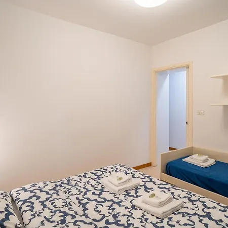 Guesthost - Modern Escape With Pool & Sunny Terrace