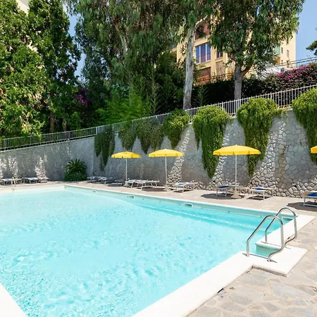 Guesthost - Modern Escape With Pool & Sunny Terrace