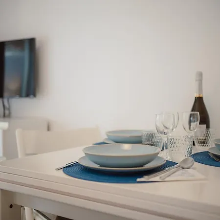 Guesthost - Modern Escape With Pool & Sunny Terrace Appartement *