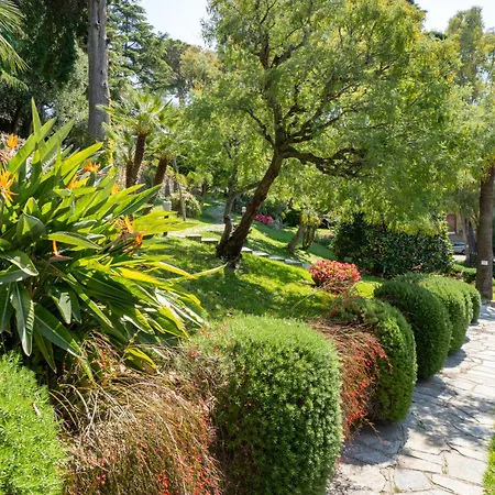 Guesthost - Modern Escape With Pool & Sunny Terrace