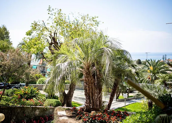 Guesthost - Modern Escape With Pool & Sunny Terrace Apartment